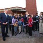 Zamora inauguró el renovado edificio de la Escuela Nº 913 de Campo Gallo y entregó viviendas sociales a 12 familias