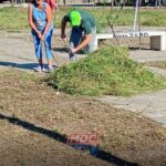 Vecinos limpian plazas ante la falta de mantenimiento: ¿compromiso ciudadano o falla municipal?