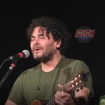 Raly Barrionuevo emocionó con su música y sus recuerdos en un Teatro 25 de Mayo colmado